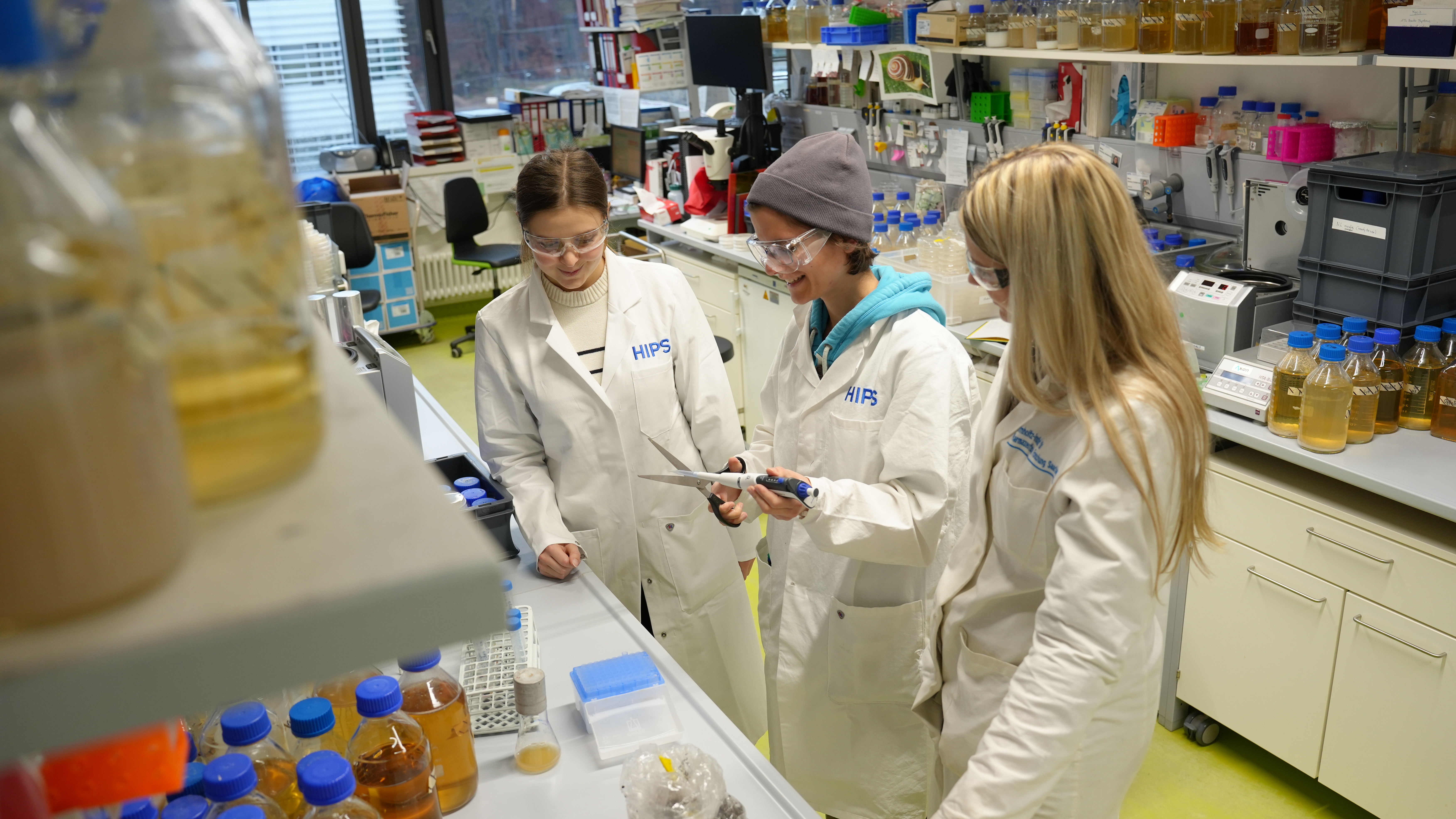 Emma Denne, Anna-Maria Kastner (Doktorandin) und Anna-Lena Huber (Doktorandin) bei der Arbeit im Labor