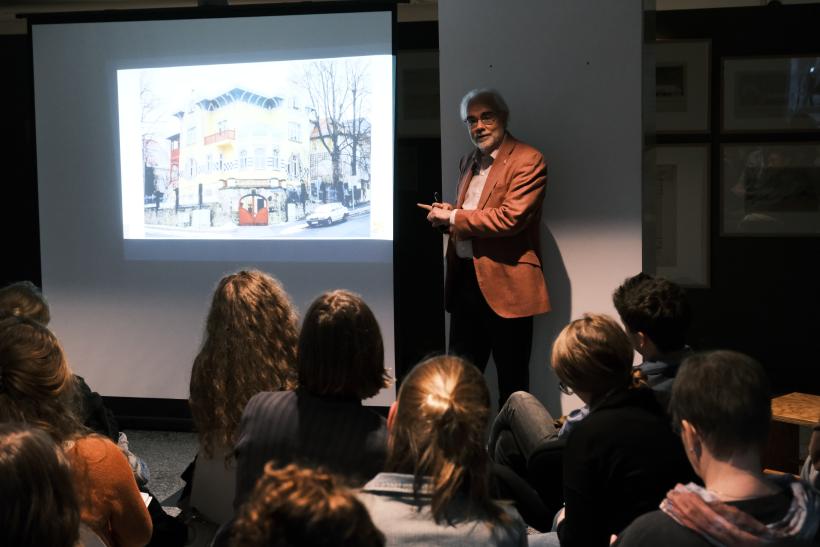 Woran erkenne ich Gebäudealter und Architekturstil? Zu dieser Dialogveranstaltung schulte Prof. Lippert das Colouring Dresden Team und 40 andere Citizen Scientist / Foto: R. Hecht, IÖR Media 
