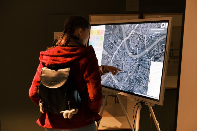 Citizen Scientists erkunden die Funktionen von Colouring Dresden bei einer Dialogveranstaltung / Foto: R. Hecht/ IÖR Media