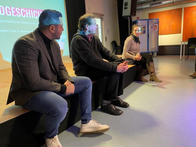 Fadi Doudar, Stephan Kaiser und Janina Blohm-Sievers (v.l.n.r.) stellen den Teilnehmenden das Projekt und die Mitwirkungsmöglichkeiten vor Nils Steffen © Stadtrandgeschichten