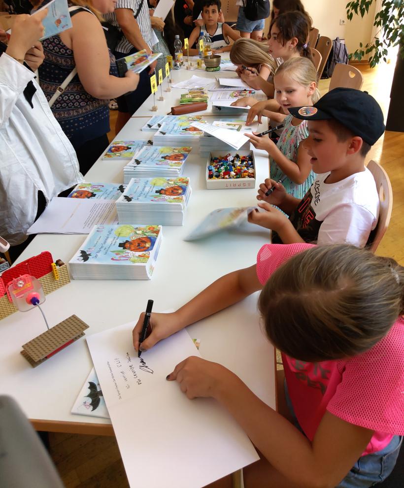 Großer Ansturm auf dem Sprachsommer-fest: Die jungen Sprach-Checker signieren ihr Buch. © IDS 