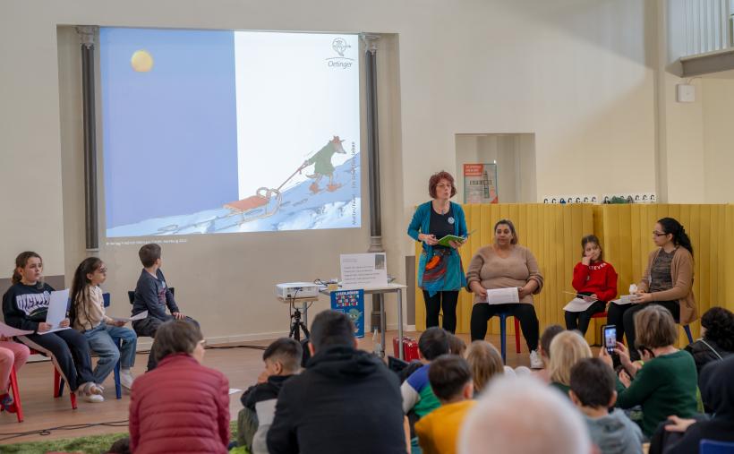 Anke Faust und die Sprach-Checker lesen gemeinsam aus dem Kinderbuch „Ein Schaf fürs Leben“ in ihren Sprachen. © Thorsten Assfalg