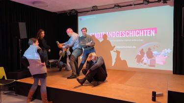 Teilnehmende in Aktion. Beim "Dinner der Vielfalt" probierten sich die Gäste auch auf der Theaterbühne aus © Stadtrandgeschichten